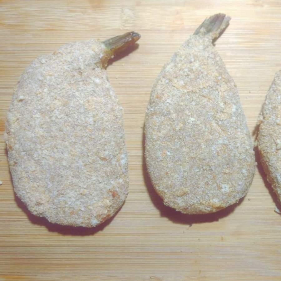 তার পর দ্বিতীয় বারের জন্য ব্রেড ক্রাম্বসে কোট করে ছুরি দিয়ে কাটলেটের আকার দিন। 