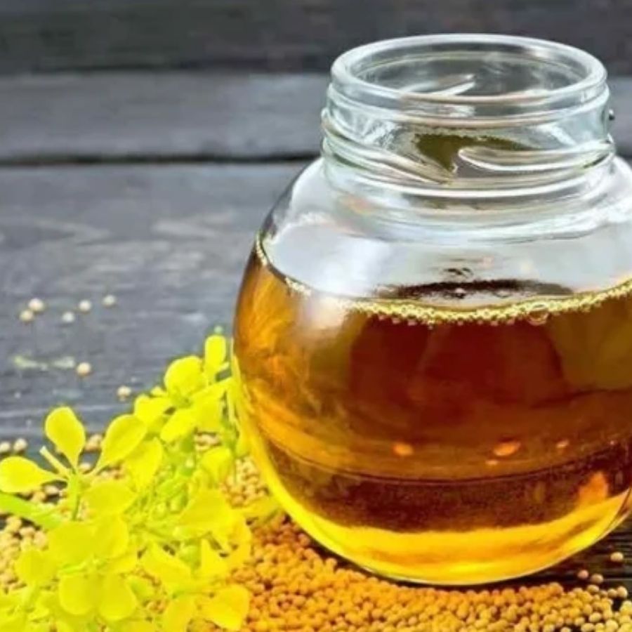 এ বার ওভেনে কড়াই বসিয়ে সর্ষের তেল দিন। ডুবো তেলে ভাজা হবে। সেই মতো তেল দেবেন। 