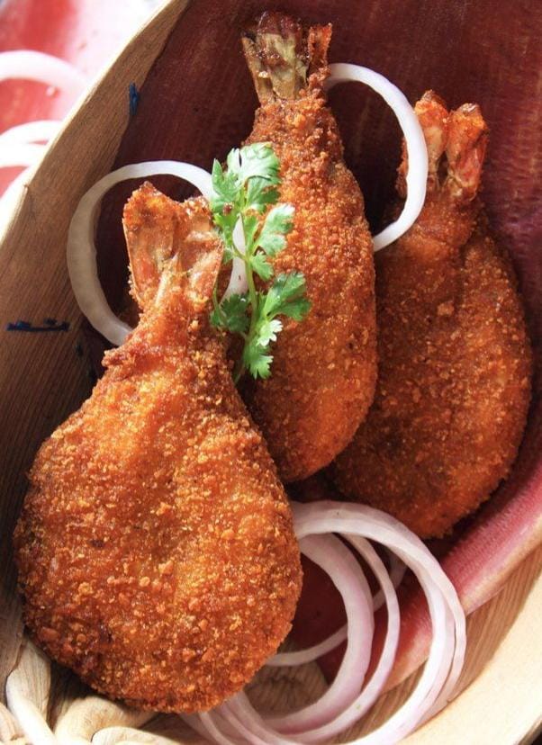 তেল গরম হলে তাতে এক এক করে কাটলেটগুলি ছেড়ে দিন। আঁচ কমিয়ে দুই পিঠ ভাল করে ভাজুন। 