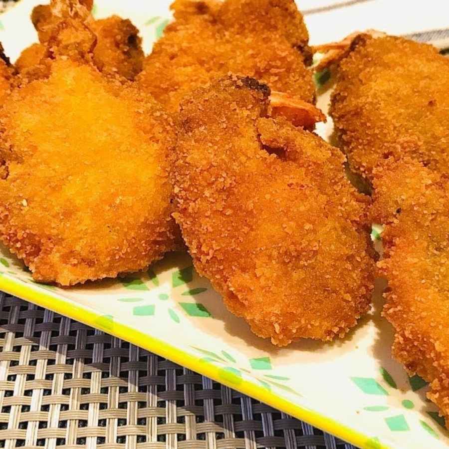 মুচমুচে করে ভেজে তুলে ফেলুন কাটলেট। 