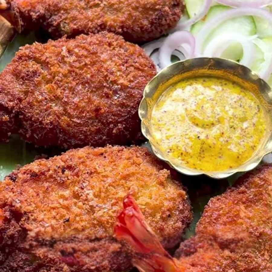 এ বার গরম গরম এই কাটলেট কাসুন্দি বা টমেটো স্যস এবং স্যালাড সহযোগে পরিবেশন করুন। (এই প্রতিবেদনটি ‘আনন্দ উৎসব’ ফিচারের একটি অংশ)। 