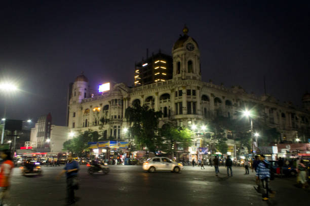 মেট্রোপলিটন বিল্ডিং বা এলআইসি ভবন: এক সময়ে এটি 'হোয়াইটওয়ে লেডল ডিপার্টমেন্ট স্টোর' নামে পরিচিত ছিল। একে এশিয়ার প্রথম ডিপার্টমেন্টাল স্টোর বলা হয়। ইস্টবেঙ্গল ক্লাবের প্রথম জার্সি এখান থেকেই আনা হয়েছিল বলে জনশ্রুতি রয়েছে। নিও-ব্যারোক স্থাপত্যশৈলীর এই ভবনে একটি ক্লক টাওয়ার রয়েছে।