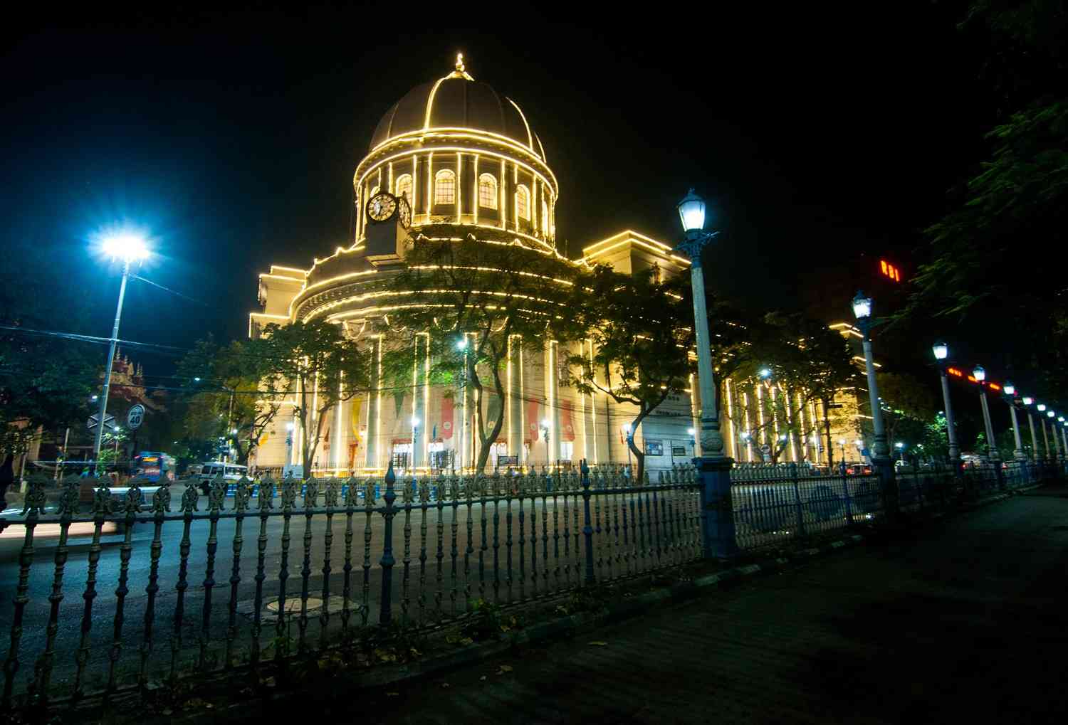 জিপিও ভবন: এটি কলকাতার কেন্দ্রীয় এবং পশ্চিমবঙ্গের প্রধান ডাকঘর। এই স্থানেই এক সময়ে পুরনো ফোর্ট উইলিয়াম দুর্গটি ছিল। মনোরম স্থাপত্যশৈলীর এই ভবনটি ১৮৬৮ সালে নির্মিত হয়। যার নকশা করেছিলেন ওয়াল্টার বি. গ্রেনভিল।
