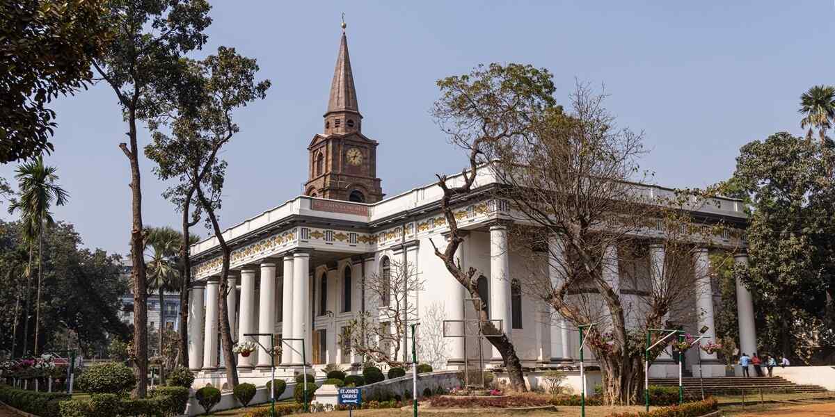 সেন্ট জনস চার্চ: ব্রিটিশ ইস্ট ইন্ডিয়া কোম্পানির দ্বারা স্থাপিত প্রথম ভবনগুলির মধ্যে অন্যতম এটি। কলকাতার তৃতীয় প্রাচীনতম গির্জা। লন্ডনের সেন্ট মার্টিন-ইন-দ্য-ফিল্ডস চার্চের আদলে নির্মিত (১৭৮৭)। এই গির্জাটি এক সময়ে কলকাতার অ্যাংলিকান ক্যাথিড্রাল ছিল।