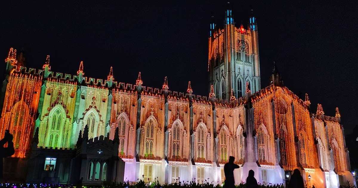 সেন্ট পলস ক্যাথিড্রাল: এটি ভারতে এক অনন্য ইন্দো-গথিক স্থাপত্যশৈলীর নিদর্শন। ভিক্টোরিয়া মেমোরিয়ালের কাছে এই গির্জাটির নির্মাণ ১৮৪৭ সালে সম্পন্ন হয়। এর সুউচ্চ কেন্দ্রীয় চূড়া এবং রঙিন কাচের জানালা রাতে আলোকিত হয়। এটি চার্চ অফ নর্থ ইন্ডিয়ার অধীন কলকাতা ডায়োসিসের কেন্দ্রস্থল।
