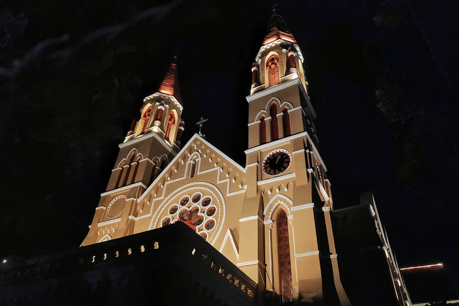 জোড়া গির্জা: এর আসল নাম সেন্ট জেমস চার্চ। কিন্তু দু’টি চূড়ার জন্য 'জোড়া গির্জা' নামে বেশি পরিচিত। ১৮৬২ সালে গথিক স্থাপত্যশৈলীতে এটি নির্মিত হয়। এন্টালিতে অবস্থিত কলকাতার অন্যতম পুরোনো ও বড় এই গির্জাটির দুটি চূড়া কলকাতার আকাশে নজর কাড়ে।