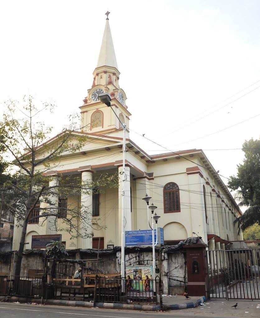 সেক্রেড হার্ট চার্চ: এস.এন. ব্যানার্জি রোডে অবস্থিত এই গির্জাটি ১৮৩৪ সালে নির্মিত হয়। এটি রোমান ক্যাথলিক চার্চ এবং গথিক স্থাপত্যশৈলীর এক নিদর্শন। মূলত স্থানীয় পর্তুগিজ সম্প্রদায়ের জন্য এটি তৈরি হয়েছিল। রাতে এর শান্ত পরিবেশ ও আলোর সাজ দর্শনীয়।
