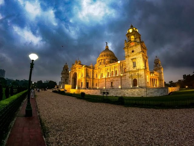 ভিক্টোরিয়া মেমোরিয়াল হল: এটি রানি ভিক্টোরিয়ার স্মৃতির উদ্দেশে শ্বেতপাথরে নির্মিত একটি প্রাসাদোপম সৌধ। এর স্থাপত্যশৈলীতে ইউরোপীয় রীতির সঙ্গে ইন্দো-ইসলামিক রীতির মিশ্রণ দেখা যায়। সন্ধ্যা নামলে ভবনটি জাদুকরী আলোয় ঝলমল করে!