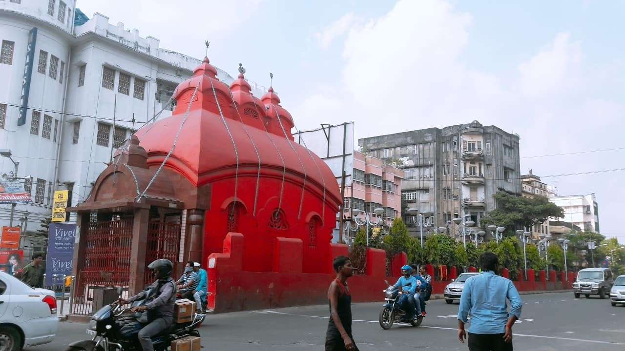 আজও ব্যস্ত রাস্তার মাঝখানে স্বমহিমায় দাঁড়িয়ে রয়েছে মায়ের এই আরাধনা স্থলটি।