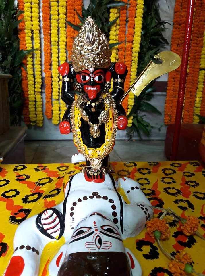 স্বপ্ন দেখেই ঘুম থেকে উঠে ভোরবেলা সেই পুকুরে যান অমরকৃষ্ণ। তিন বার ডুব দিয়ে মায়ের মূর্তি উদ্ধার করেন তিনি। সেই মূর্তিই পরে মন্দিরে স্থাপন করা হয়। 