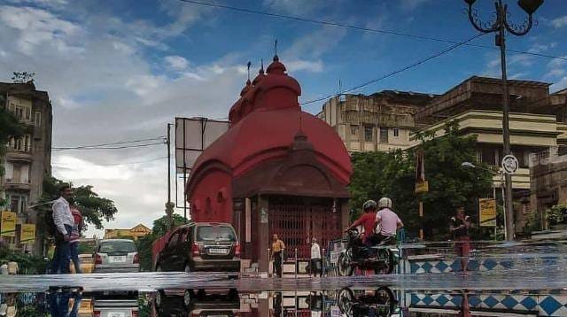 অমরকৃষ্ণের এক বন্ধুর দান করা জমিতে নির্মিত সেই মন্দির প্রথমে ছিল একটি কাঁচা ঘর। পরে ব্রিটিশরা পাকা মন্দির তৈরি করে তাতে লাল রং করে দেয়। আজও মন্দিরের সেই একই চেহারা বর্তমান। 