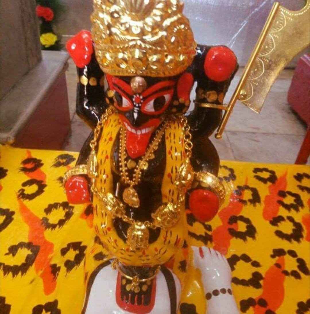 এই মন্দির শ্রী শ্রী পুঁটিয়া কালীর মন্দির এবং যোগমায়া মন্দির হিসাবে প্রতিষ্ঠিত হলেও লাল রঙের জন্য এটি 'লাল মন্দির' নামেই অধিক জনপ্রিয়। 