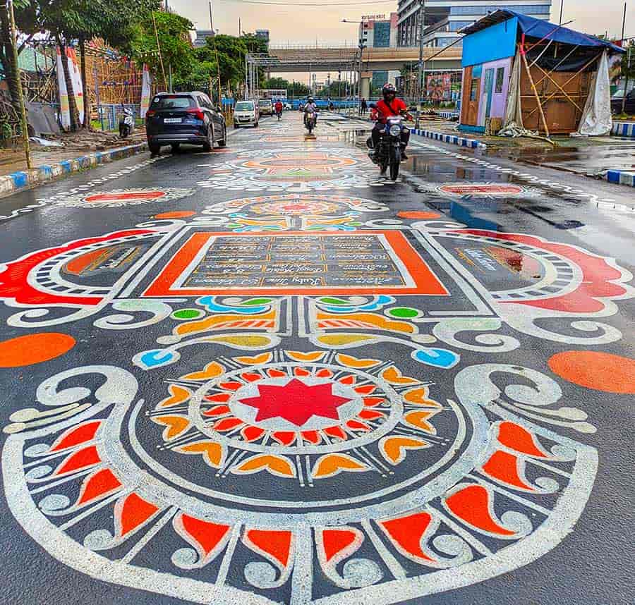 এ বছর দুর্গাপুজো উপলক্ষে ৫০০ ফুট লম্বা এই আলপনা দেওয়া হয়েছিল কলকাতা লাগোয়া নিউ টাউনের রাস্তায়। 