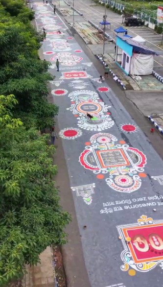 এই আলপনার বিরাট আকার যেমন সকলের নজর কেড়েছিল, তেমনই আলোচনায় উঠে এসেছিল এর পরিকল্পনা ও বাস্তবায়নের প্রক্রিয়া। 