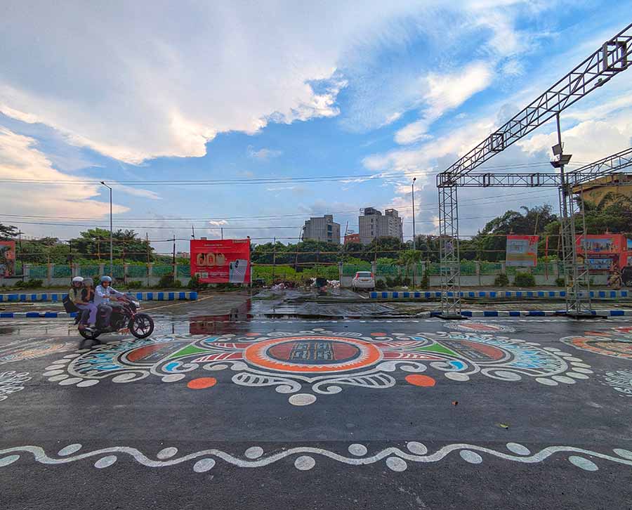 এ ছাড়া, আলপনার নকশা এআই-নির্মিত হওয়ায় তা রূপায়ণ করতে গিয়ে কিছু টেকনিক্যাল প্রতিবন্ধকতাও তৈরি হয়। যদিও শেষমেষ নির্ধারিত সময়েই কাজ শেষ হয়।   (এই প্রতিবেদনটি ‘আনন্দ উৎসব’ ফিচারের একটি অংশ।)