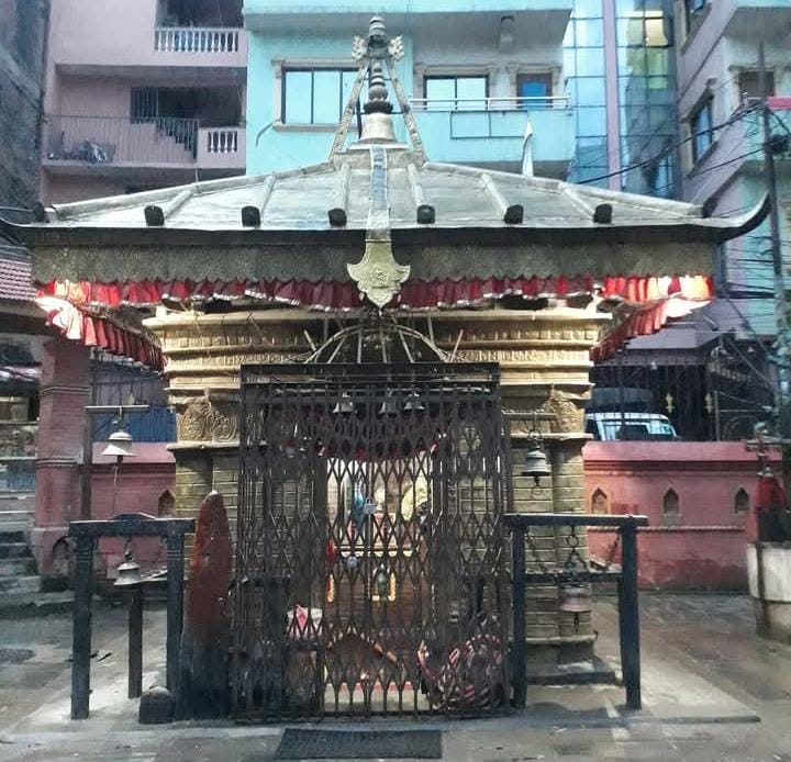  এখন অবশ্য কিছু জায়গায় নিয়ম করে বলি প্রথা নিষিদ্ধ হলেও দেবী আদৌ পশুহত্যা অথবা রক্ত চান কি না, সেই নিয়ে দ্বন্দ্ব চিরকালের। 