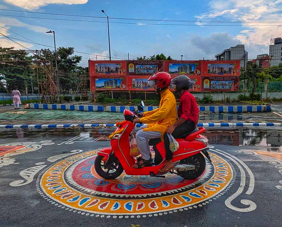 নকশা তৈরি থেকে তা বাস্তবে ফুটিয়ে তোলা - পুরো প্রক্রিয়াটি শেষ করতে মোট ১৮ থেকে ১৯ দিন সময় লেগেছে।