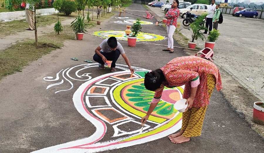  নিউ টাউনের রাস্তায় প্রযুক্তি-নির্ভর নকশায় আলপনাটি এঁকেছেন শিল্পী অনিন্দিতা দেব ও তাঁর দলের সদস্যরা। সময় লেগেছে ৫ দিন। 