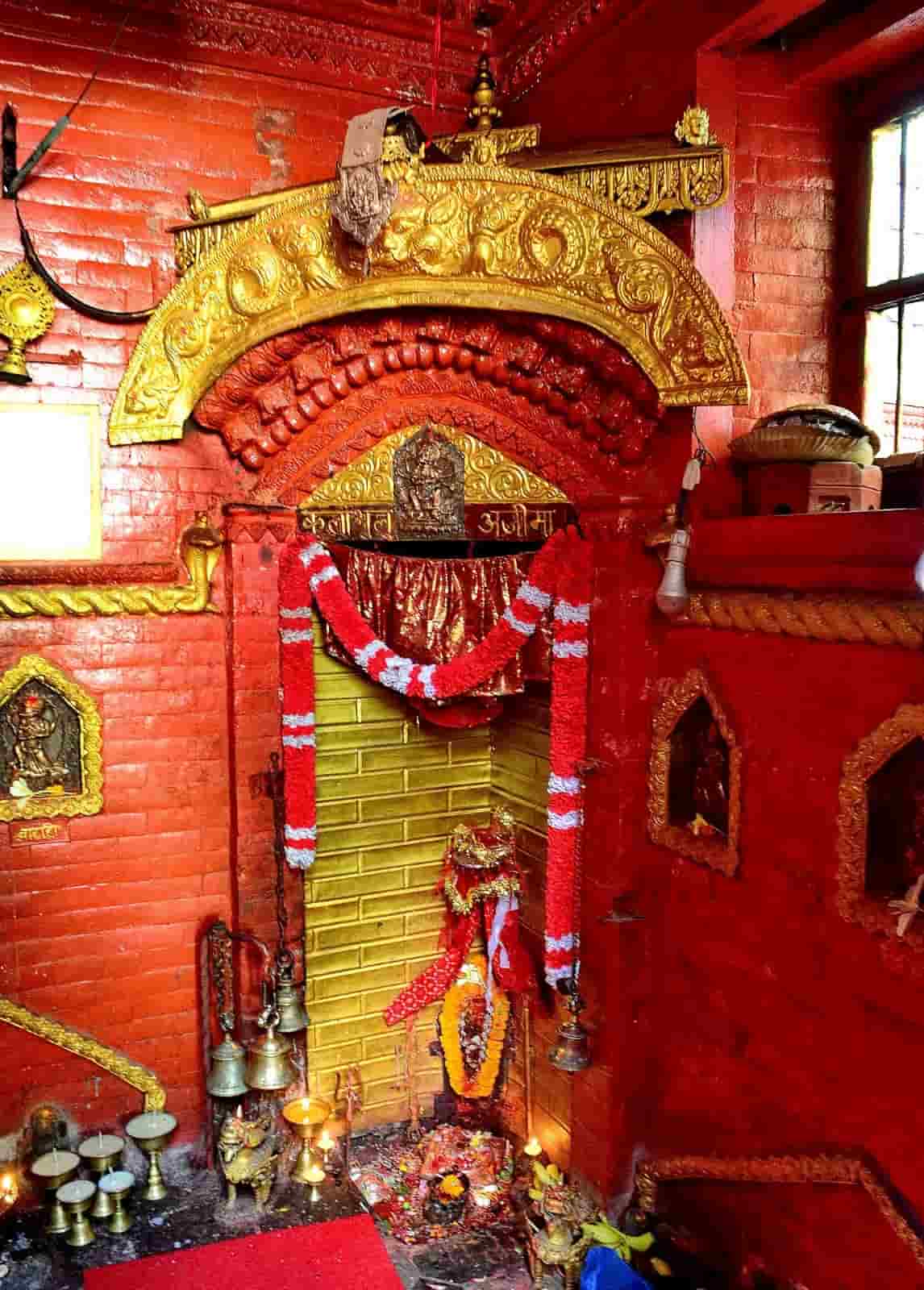 তাই আজও শক্তি ও সুরক্ষার প্রতীক হিসেবে এবং যাহা কিছু মন্দ, তাকে ধ্বংস করতে দশাইয়ের সময়ে দেবীর কাছে দেওয়া হয় পশুবলি। 