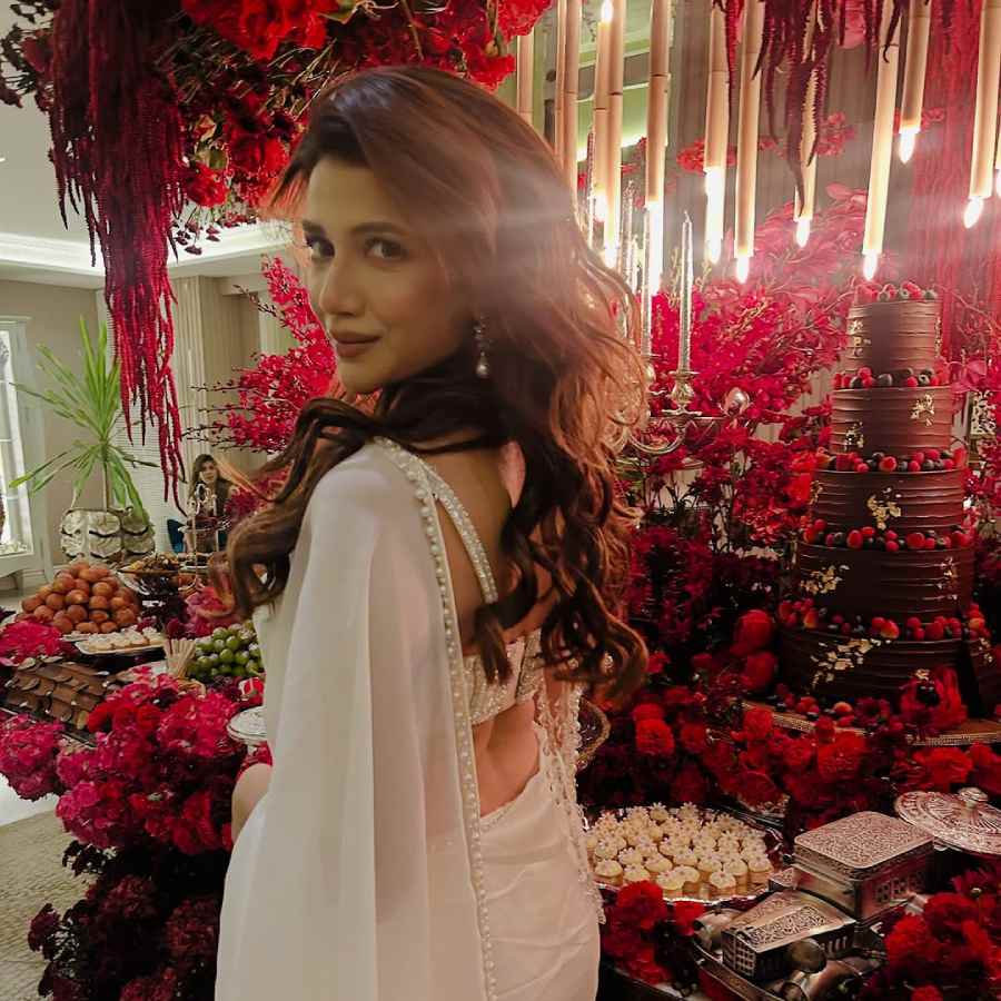 কেক, কুকিজ় মিষ্টি দিয়ে সাজানো ব্যুফে। 