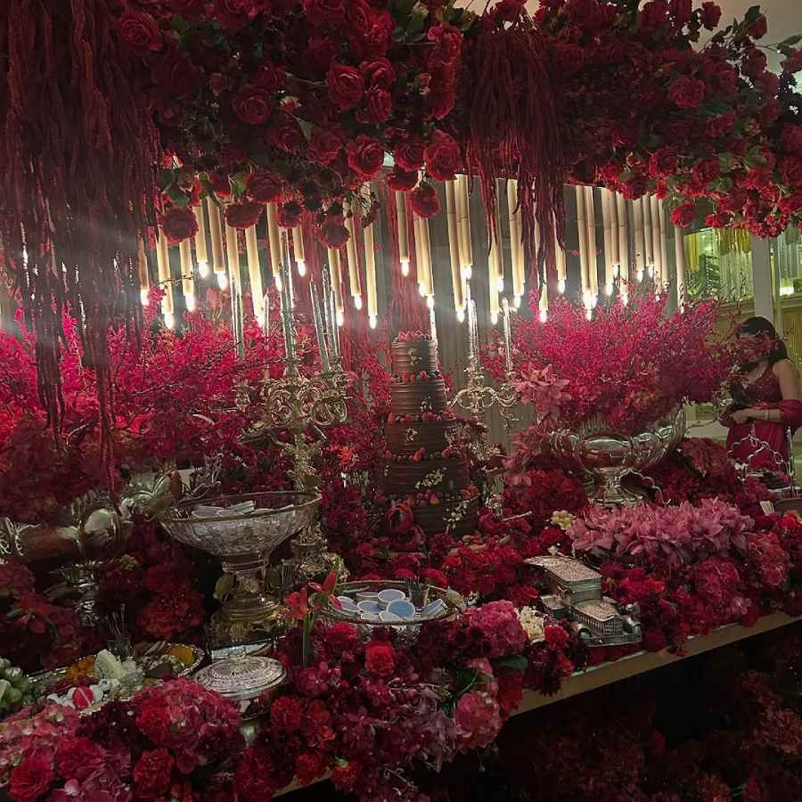 দেওয়াল সাজানো হয়েছিল লাল ফুল আর বাতি দিয়ে।