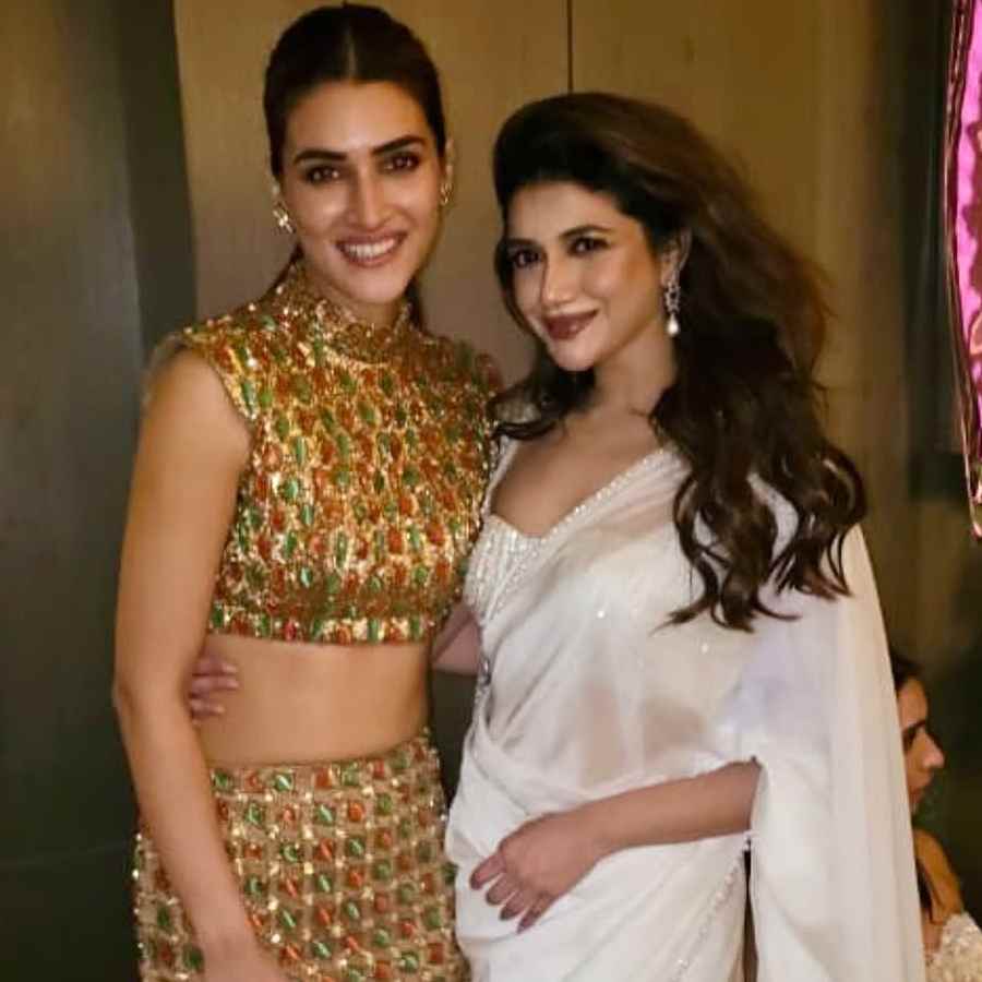 কৃতি শ্যাননের সঙ্গে অভিনেত্রী। 