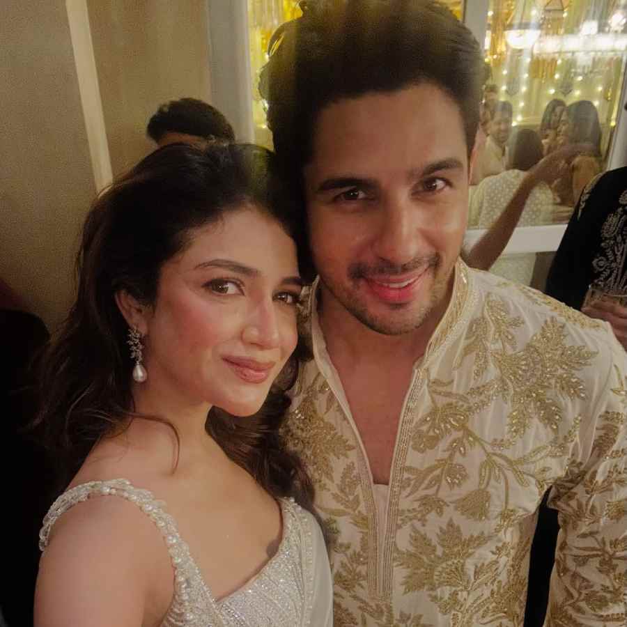 দুই এস এম। সৌরসেনী মৈত্র এবং সিদ্ধার্থ মালহোত্র।