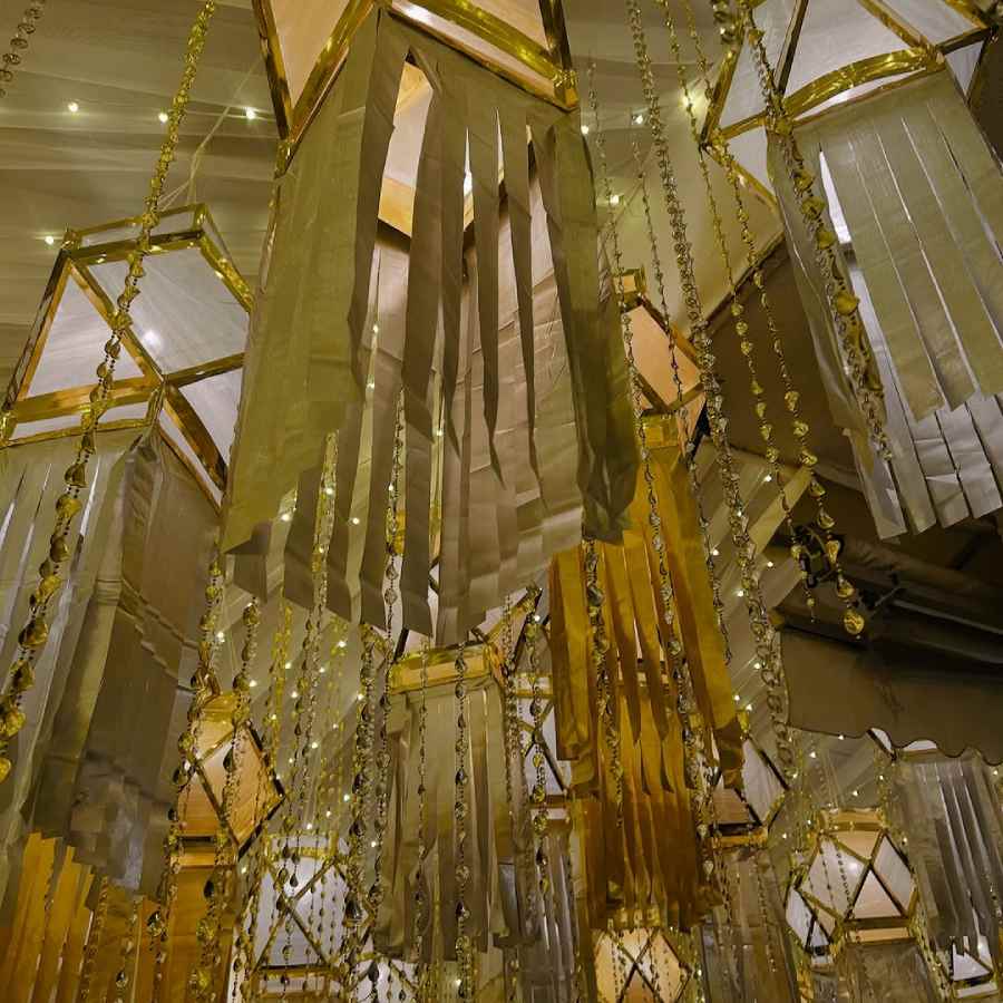 দীপাবলি মানে আলো ঝলমলে। মনীশের পার্টিতে তারই প্রতিফলন দেখা যাচ্ছিল। উজ্জ্বল লন্ঠনে আর ক্রিস্টালের ঝালর ঝুলিয়েছিলেন মনীশ।