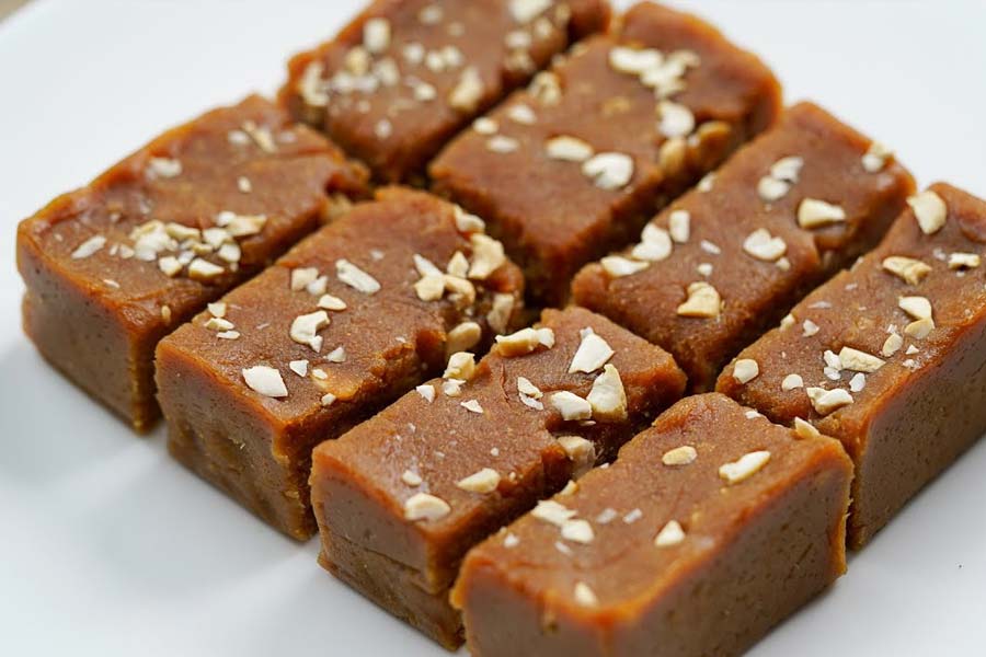 খেয়ে দেখুন পাকা কলার বরফি।