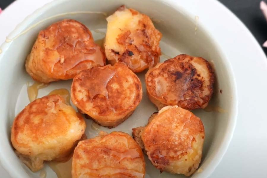 কলা দিয়ে একটু ভিন্ন কায়দায় বানাতে পারেন এমন  প্যানকেক।