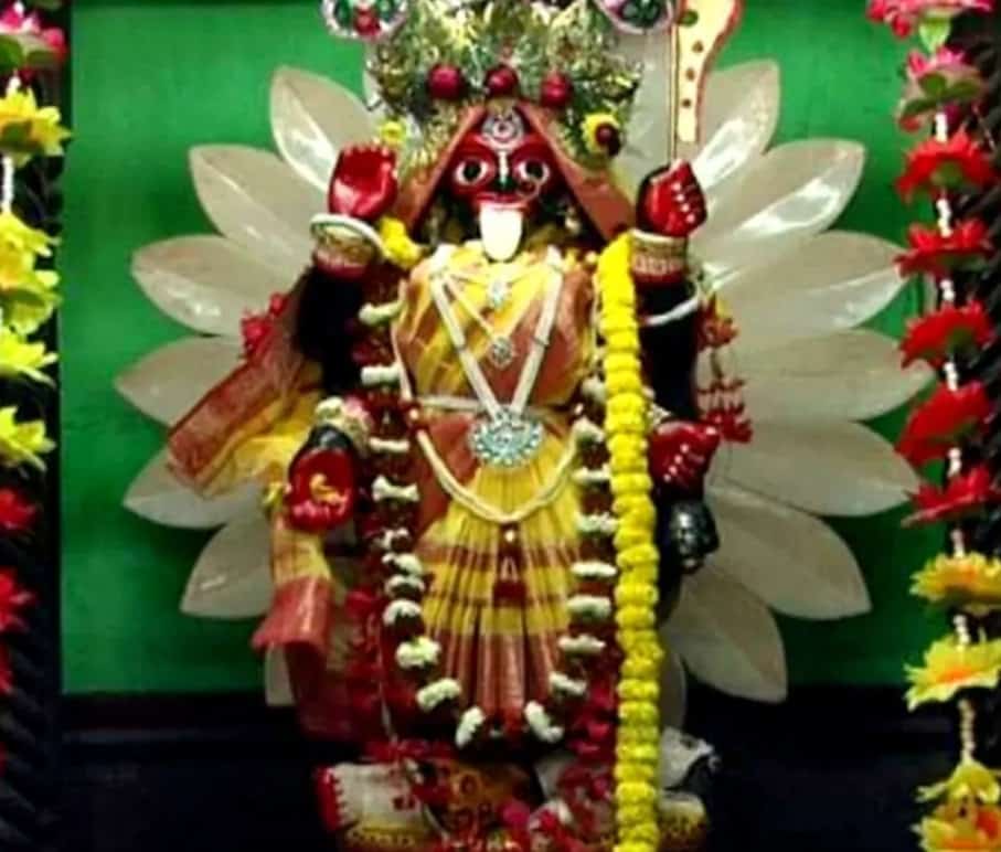 বৈশাখে টানা ১৫ দিন অনুষ্ঠিত হয় বেশের মেলা। বলা হয়, এই দিনগুলিতে নিজের বেশ বদলে হাজির হন দেবী। 