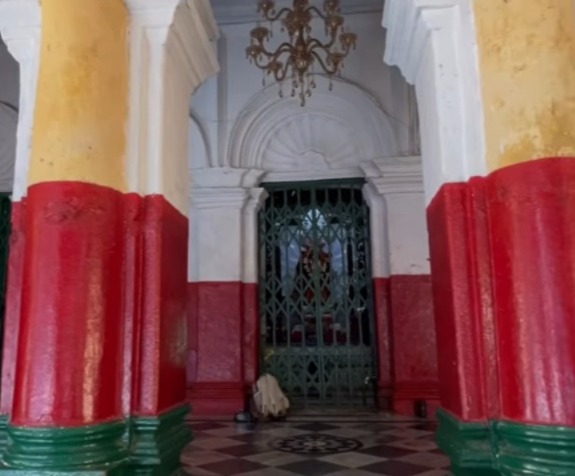 দেবীর কথামতোই যামিনীবাবু এই দু’য়ের মিশ্রণে তৈরি করেন একটি মণ্ড। সেটিই নিবেদন করেন দেবীর ভোগে। 