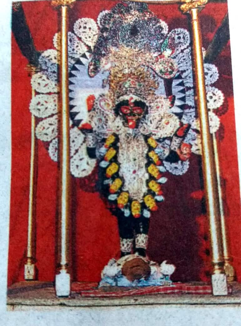 দর্জিপাড়া মিত্র বাড়ি থেকে ঢিল ছোঁড়া দূরত্বে রয়েছে প্রামাণিক বাড়ি। এই বাড়িতেও ধুমধাম করে দেবীর আরাধনা করা হয়। 