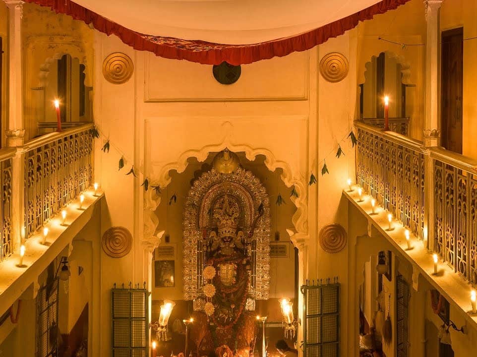 হালদার বাড়িতে আজও পুরনো রীতি মেনে মোমবাতি জ্বেলে সেই আলোতেই কালীর আরাধনা করা হয়। 