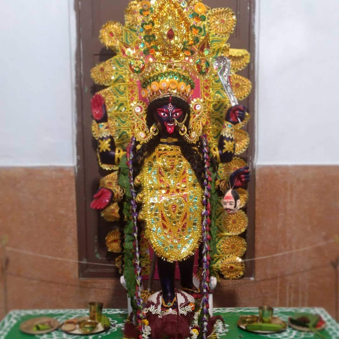 শিবকৃষ্ণ দাঁ বাড়িতেও ১৯৭১ সাল থেকে ১৮০০ সালের মাঝামাঝি সময় থেকে কালীপুজো হয়ে আসছে। ফলে দুর্গাপুজোয় মিস গেলে, এই সময় ঘুরে আসতেই পারেন। 