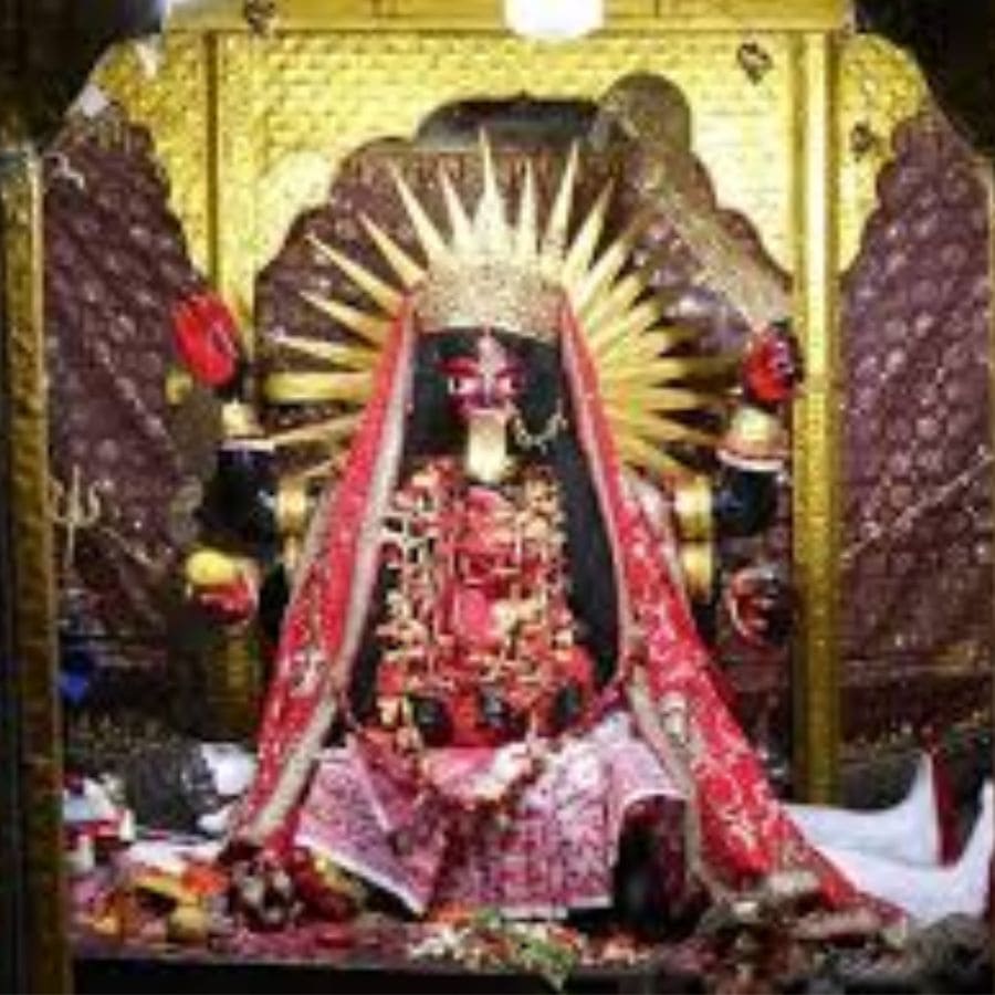 মাছুয়াবাজারের শ্রী শ্রী বসা কালী মন্দিরে দেবী বসে রয়েছেন। চেনা ছবির মতো শিবের বুকে পা দিয়ে তিনি দাঁড়িয়ে নেই এখানে। 