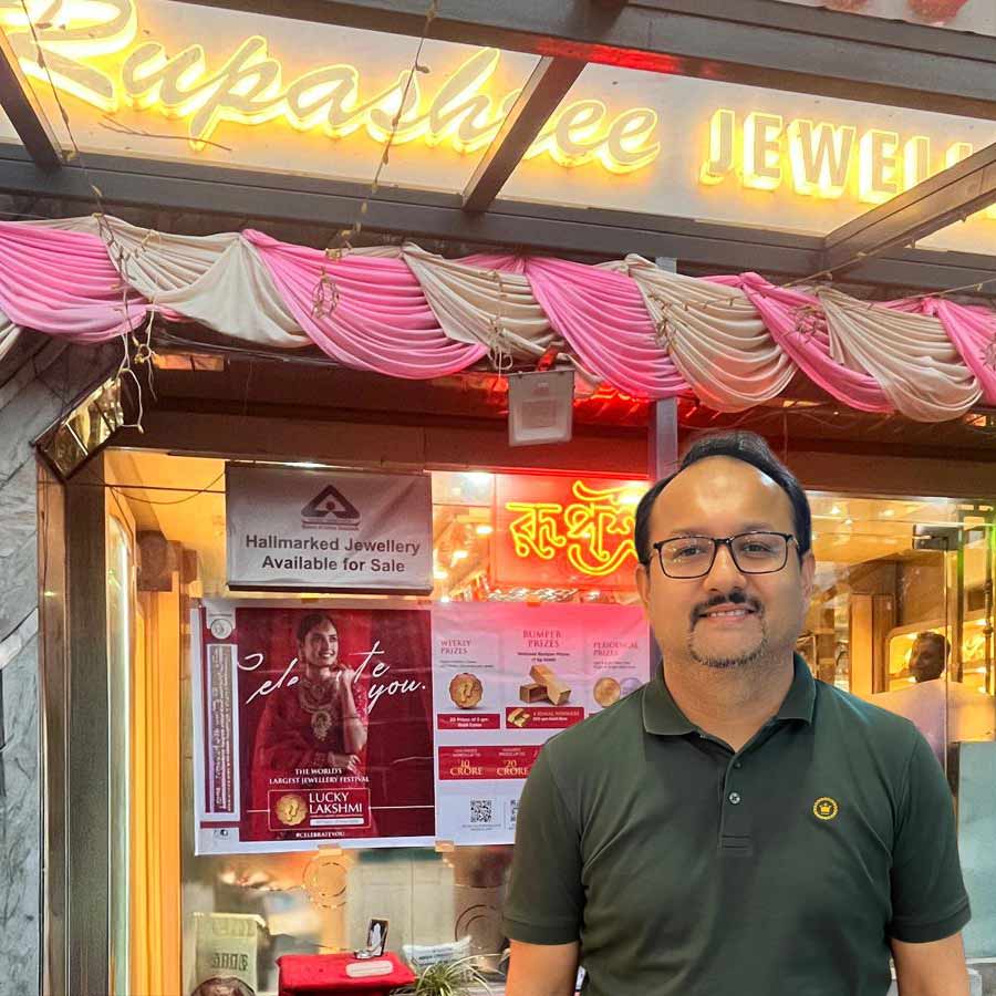 ‘রূপশ্রী জুয়েলার্স’-এর শোরুম এবং বর্তমান কর্ণধার রাহুল রক্ষিত