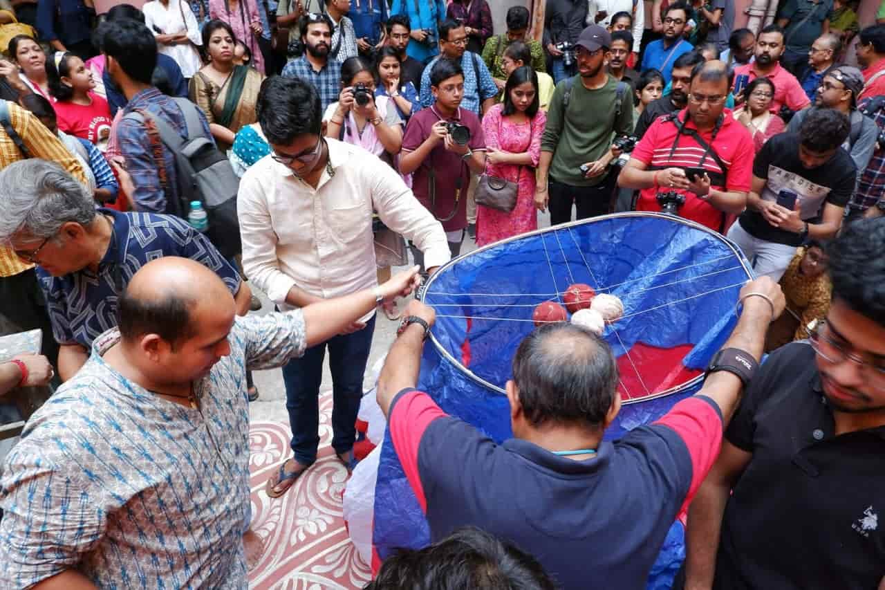 কিন্তু আজকাল অনেকেই বায়ু এবং শব্দ দূষণ এড়াতে বাজি ফাটান না। বরং ফানুস ওড়ান। কিন্তু কখনও কি ফানুস ফেস্টিভ্যালের সাক্ষী থেকেছেন? 