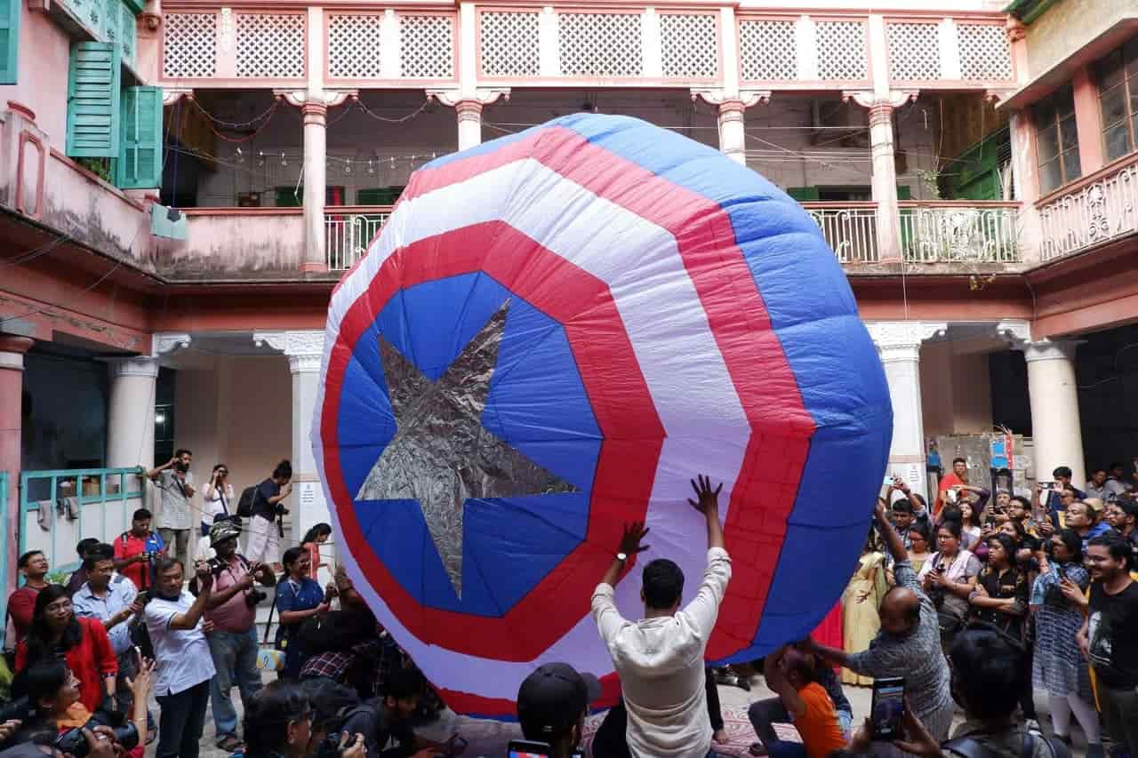হ্যাঁ, আজকাল অনেক জায়গায় ফানুস ওড়ানোর আয়োজন করা হয়। কিন্তু অতীতে সুতানুটি অঞ্চলে কালীপুজোর দিন কম বেশি সমস্ত বাড়িতেই ফানুস ওড়ানোর রীতি ছিল। আর আজও সেই রীতি বহন করে চলেছে কলকাতার এই বনেদি বাড়ি, ভোলানাথ ধাম। 