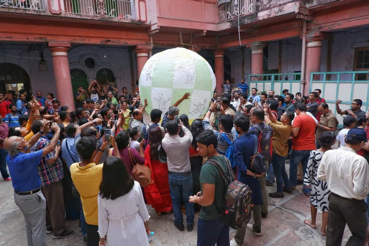 গত ৯৭ বছর ধরে কালীপুজোর দিন ভোলানাথ ধামে এই পরিবারের সকলে মিলে নানা রকমের ফানুস ওড়ান। 