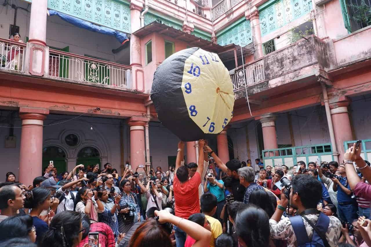 ভোলানাথ ধামের দুর্গাপুজো বিখ্যাত, ঠিক তেমন ভাবেই বিখ্যাত এদের কালীপুজোয় ফানুস ওড়ানোর রীতি। 