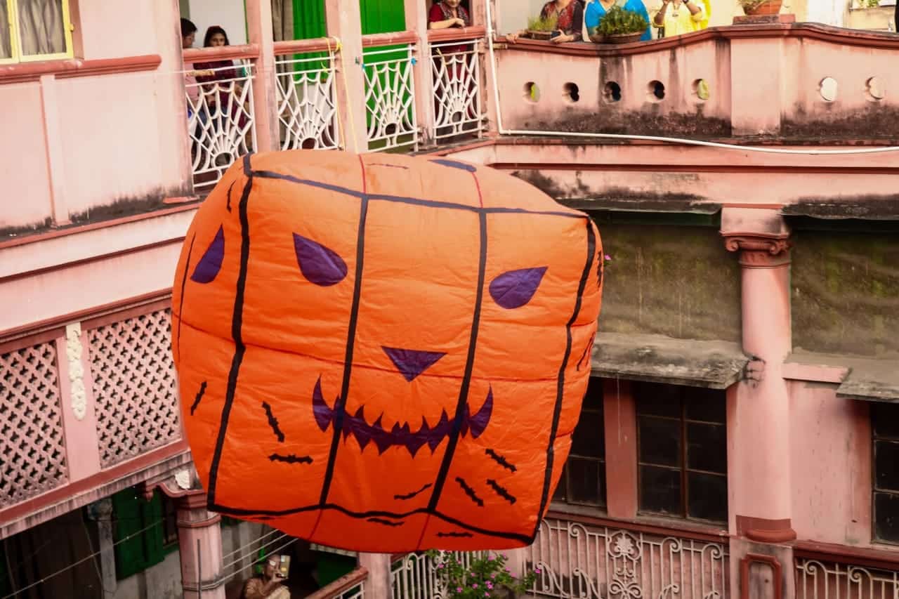 কালীপুজোর দিন শহরের বিভিন্ন প্রান্ত থেকে মানুষ ভিড় জমান এই বাড়ির ফানুস ওড়ানোর রীতির সাক্ষী থাকতে। 