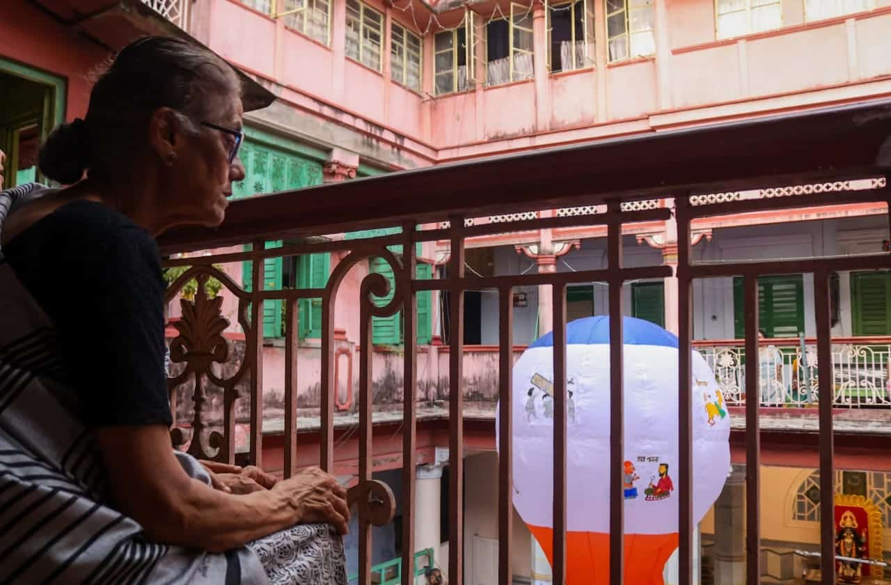 আগে এই বাড়ির ফানুসের জন্য বিদেশ থেকে কাগজ আনা হতো। 