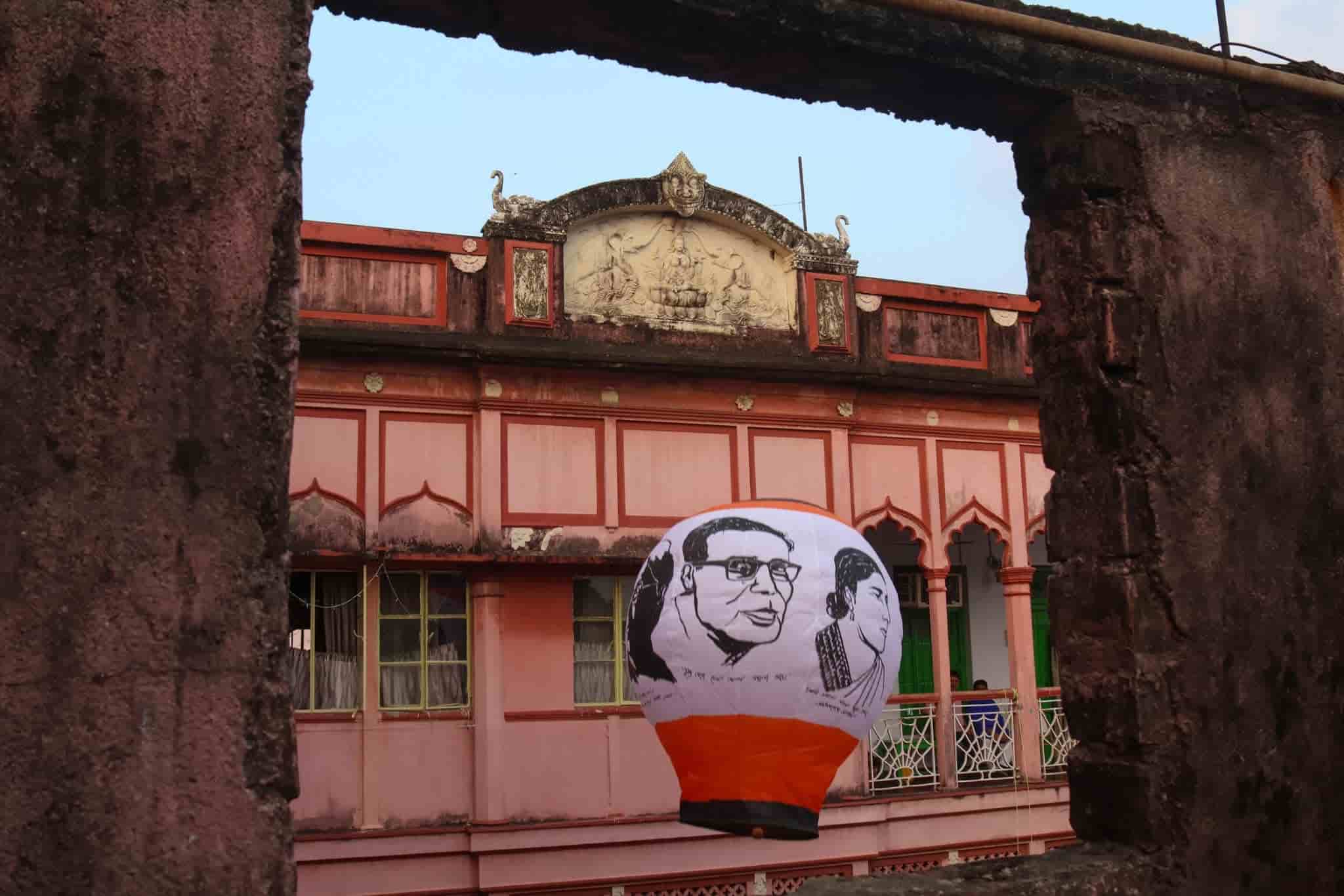 তাই এই পুজোয় চাইলে বিডন স্ট্রিটের এই বনেদি বাড়ি থেকে ঘুরে আসতে পারেন কালীপুজোয়। সাক্ষী থাকতে পারেন রং, বেরং, বাহারি আকার, বিভিন্ন বার্তা দেওয়া ফানুস ওড়ানোর।  (এই প্রতিবেদনটি ‘আনন্দ উৎসব’ ফিচারের একটি অংশ।)