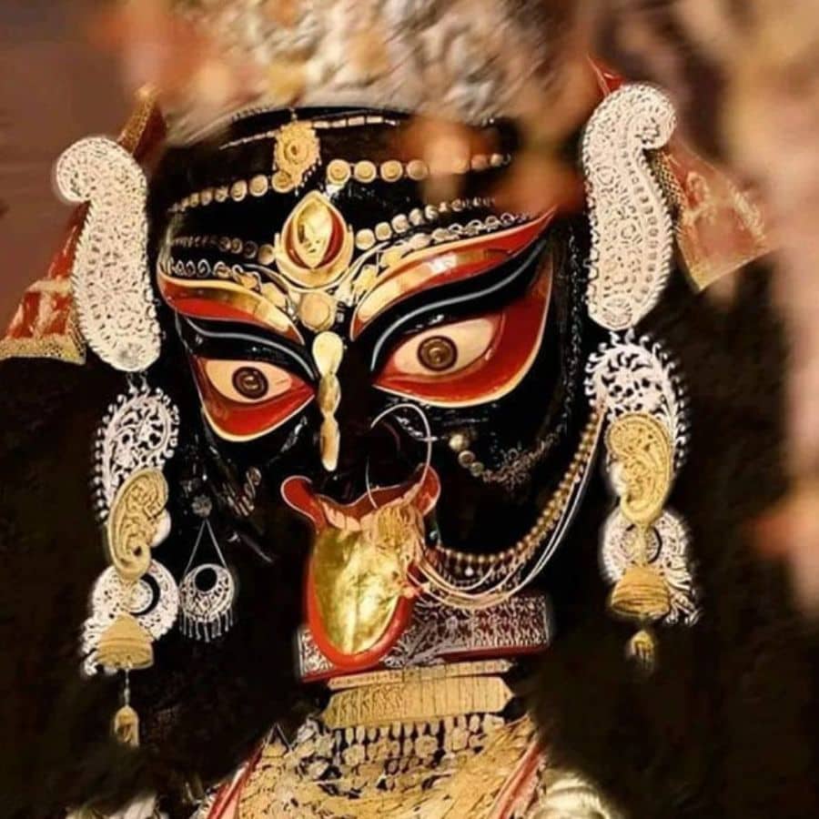 নৈহাটি বড়মা ভীষণই জাগ্রত বলে বিশ্বাস ভক্তদের। প্রতি বছর বিপুল সংখ্যক ভিড় জমান কালীপুজোর সময় এই পুজো দেখতে। এ ছাড়াও রোজ বহু মানুষ দূরদূরান্ত থেকে আসেন এখানে পুজো দিতে। 