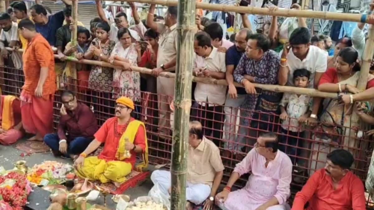 অঞ্জলি হবে রাত ২টো নাগাদ। 