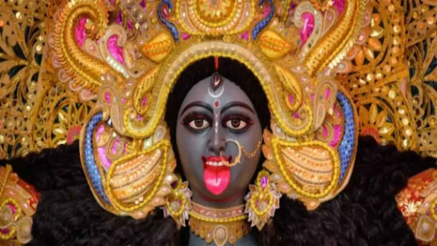 স্বাধীনতার আগে থেকেই এই পুজোর বিশাল আয়োজন করা হয়। স্থানীয় মানুষ একত্রিত হয়ে কালীপুজো করার সিদ্ধান্ত নেন। আগে গ্রামে দুর্গাপুজো বা অন্য বড় উৎসবের চল ছিল না। তাই কালীপুজো উপলক্ষে গ্রামবাসীরা আনন্দ উৎসবে মাততেন। (প্রতীকী ছবি)