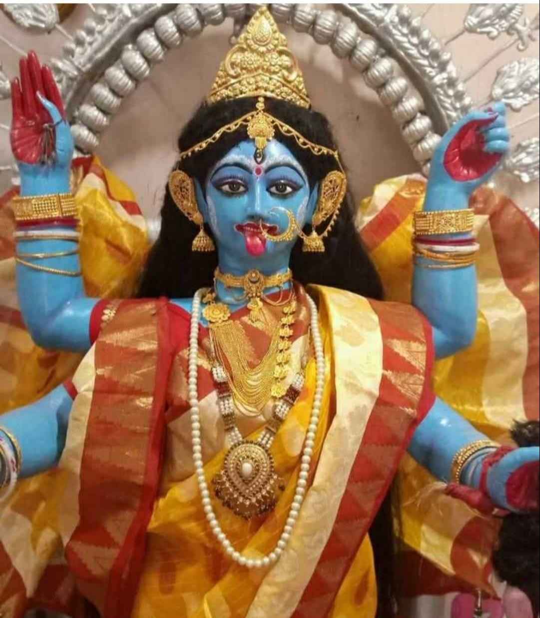 বর্তমানে কালী প্রতিমার উচ্চতা ১৪ হাত। এত উঁচু প্রতিমা দেখতে ভক্তদের ঘাড় উঁচু করতে হয়। প্রতি বছর কালীপুজোর আগে প্রতিমার গায়ে পড়ে নতুন রঙের প্রলেপ। (প্রতীকী ছবি)