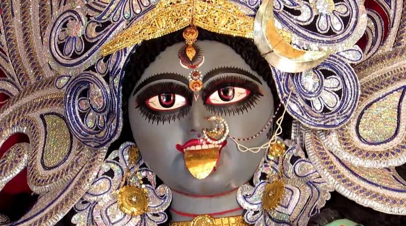 কালীপুজোর রাতে এখানে প্রচুর পুণ্যার্থী ভিড় করেন। হাজার-হাজার মানুষ প্রতি বছর এখানে আসেন। পুজোর সময় খুব ধুমধাম করে অন্নভোগ খাওয়ানোর ব্যবস্থা থাকে। অলঙ্কার পরিয়ে দেবীর বিশেষ সাজসজ্জা করা হয়। (প্রতীকী ছবি)