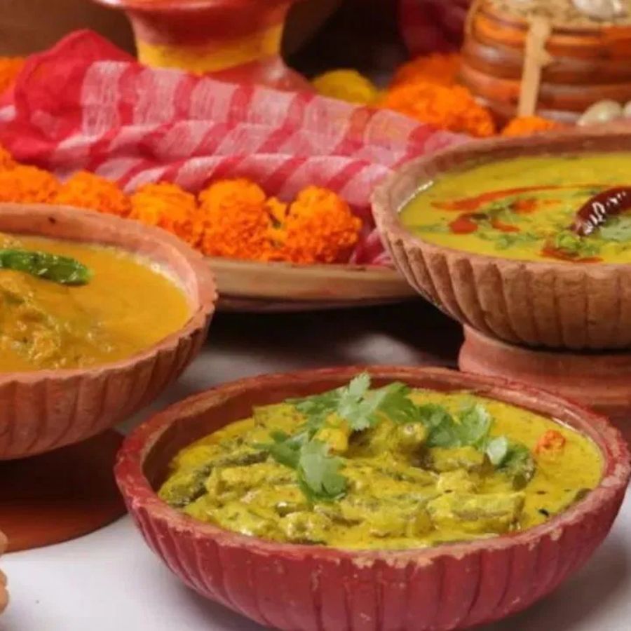 জগবন্ধু মোড়ের কাছে যে পুকুর রয়েছে তার কাছে অবস্থিত সুষমা আবাসনে ভোগ প্রসাদ দেওয়া হবে। 